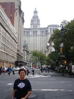 Mom with donno wat building...