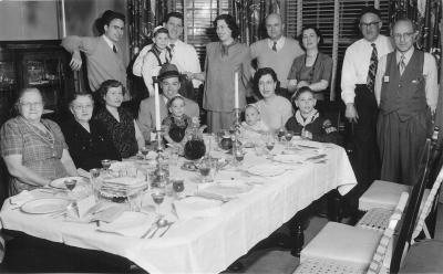 u6/larryrz/medium/2345098.GoldbergSederApril211951.jpg