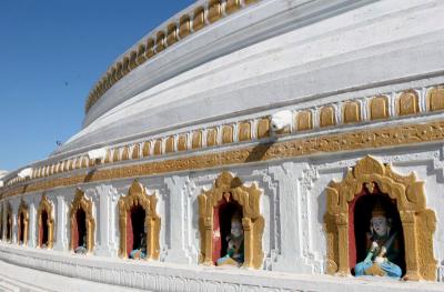 Nats at Dome's base, Kaunghmudaw Paya