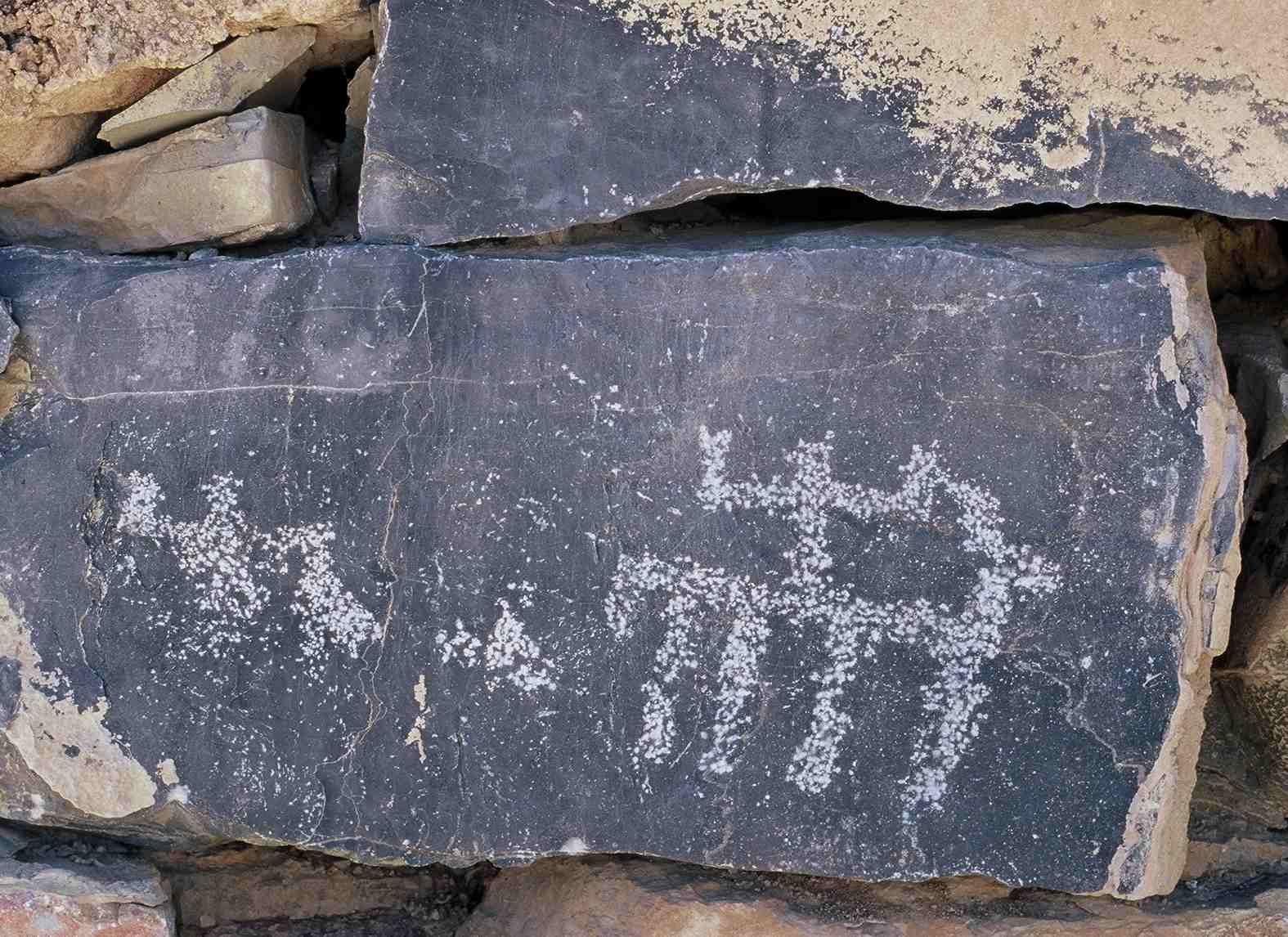 Petroglyphe au seuil dune maison