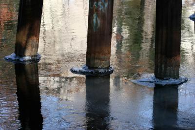 u6/plbh/medium/37755057.IceUnderBridge_1550.jpg