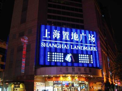 u6/richardfarmer/medium/37656663.Shanghaistreetsatnight18.jpg