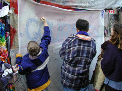 PC281625 writing messages at wtc memorial