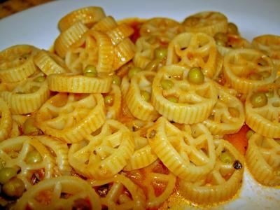 rotelle pasta with peas and tomato sauce