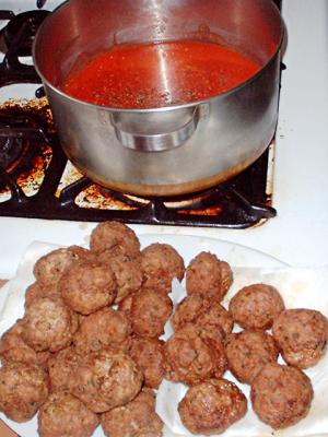 meatballs and tomato sauce 1