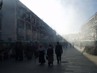 Pilgrims in the morning by the Jokhang