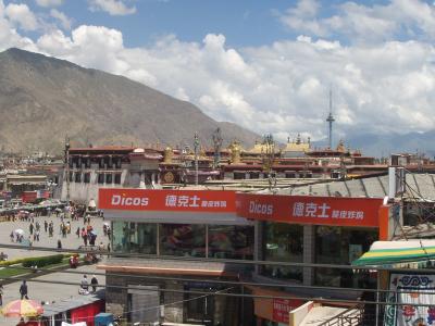 The chinese have thoughtfully put this fast food place within spitting distance of the holiest temple in Tibetan buddhism