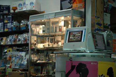 A MacIntosh Store at IT Mall Bangkok showing my Pocatello post card on screen DSC_0871.jpg