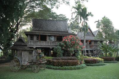 sisters familys vacation home in old Thai style made from reused teak lumber DSC_0852.jpg