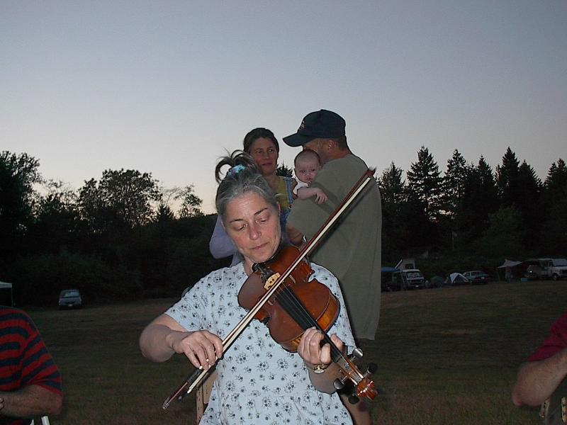 086 Randi fiddlin