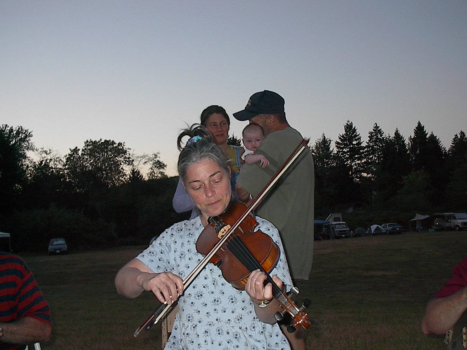 086 Randi fiddlin