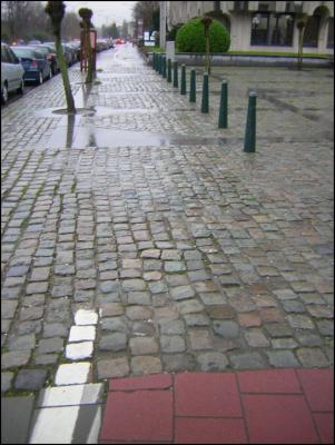 Piste cyclable Bd de la Woluwe - direction W-St-Pierre, derrire la place St_Lambert. (18/1/2005)