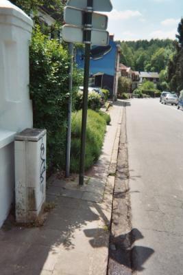 Trottoir de lavande, av. Van Horenbeeck, Auderghem (mai 2004). Je ne vous dirai pas à qui il appartient ce trottoir...