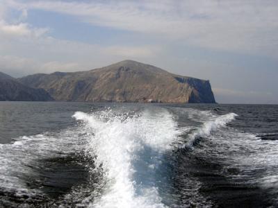 The dive sites in the Strait of Hormuz are about 50 minutes by boat from Khasab