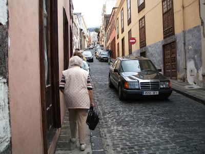 tourists vs. cars on steep back streets