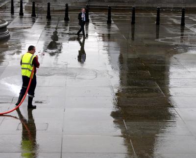 Cleaning Trafalagrar Square 2 March 23 2005 p.jpg