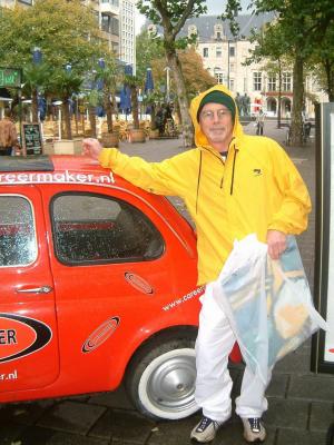 Rotterdam Stadhuisplein. John standing next to the very first car I ever had, a Fiat Cinquecento. Way back in 1961.
John is carrying a painting he made back home and which he carried all the way to give to me. Later on there are photos I made of this painting.