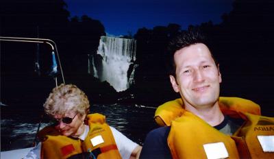 u7/justinleach/medium/41050643.Iguazufallsboatride7.jpg