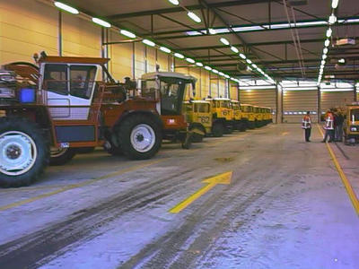 Voertuigen staan gestalt in de sneeuwloods