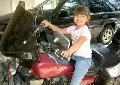 Hannah is no longer afraid of my motorcycle !!!
Now we have to work on nephew Will.