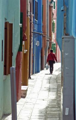 Walking through the colors in Burano - Venice