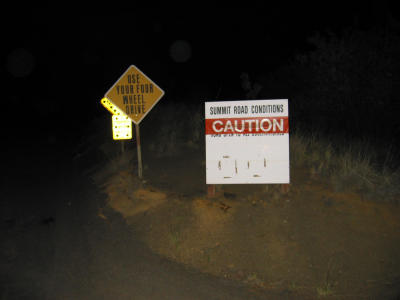 Warning signs warning us to use our four-wheel drive on the summit as well as caution conditions on the summit.