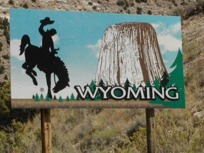 Welcome sign from Wyoming 9-09-02.JPG