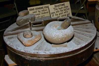 u7/number10_11/medium/41098170.PICT2940_Grinding_Bedstone.jpg