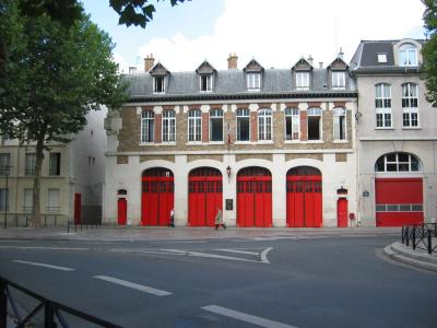 Parisian Caserne des Pompiers near Cour St-Emilion 2.JPG