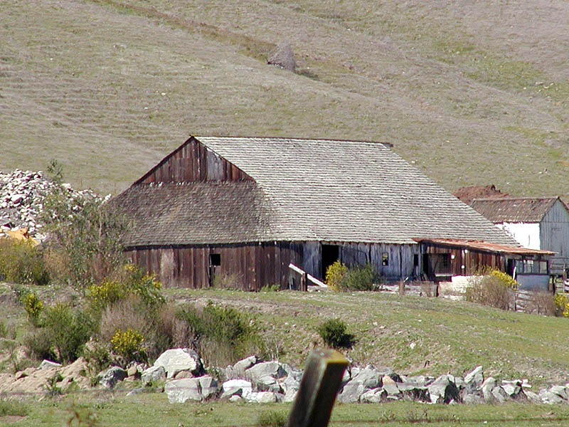 Round-ended barn