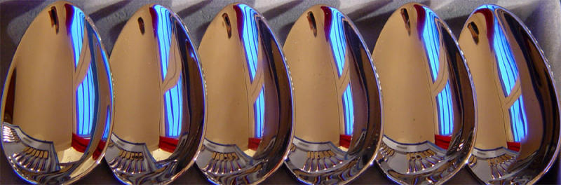 <p align=right><b>spooooooons</b><br><i><font size=1> photographed by </font >JLN</i></font></p>