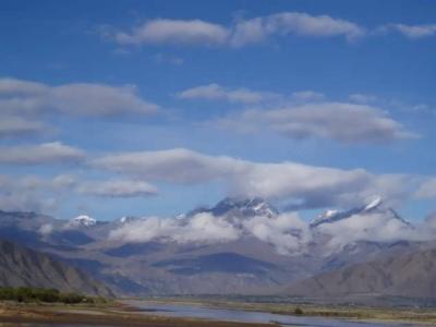View along the Yarlung Tsangpo River on the way to the Yamdrok-tso.