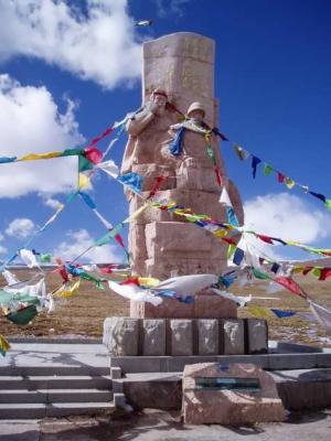 Monument at Tangula pass.