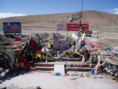 The original Kunlun pass monument, destroyed in an earthquake.