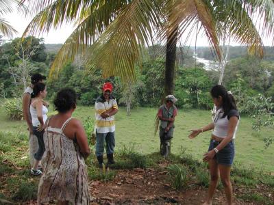 Platicando con Dona Juana y Don Manuel