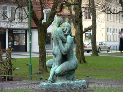 Skulptur mor og barn av Ingebrigt Vik fra ystese som vant en internasjonal pris foran Vigeland om  lage en skulpturpark