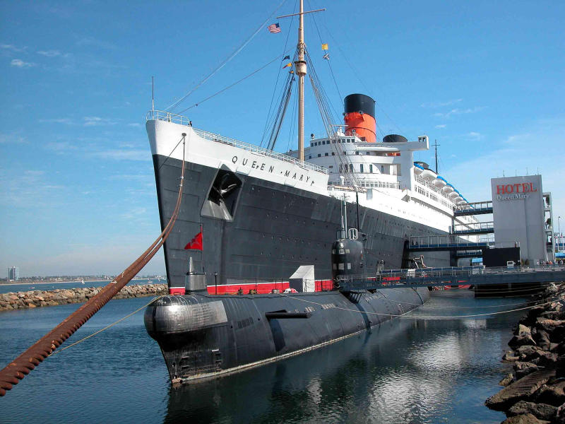 Queen Mary w/ Russian sub Scorpion