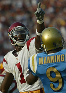 Mike Williams points out the scoreboard to Manning.jpg
