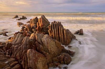 pedras, ondas e mar na praia do Barro Preto