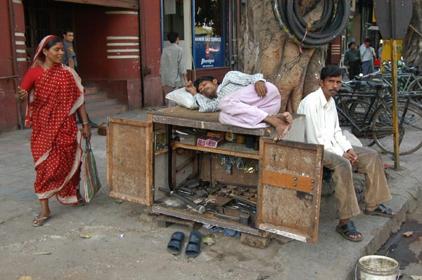 Sleeping on the job, Maharshi Karve Marg