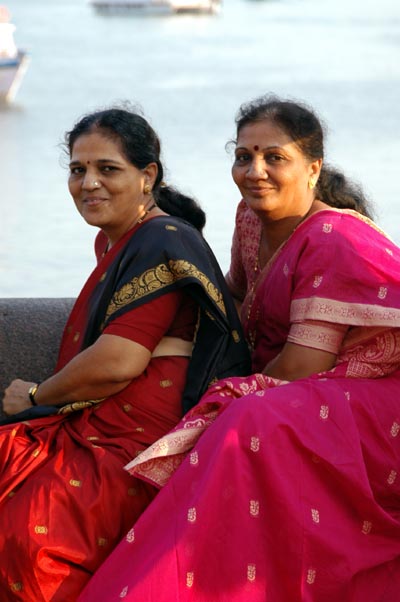 Women in saris, Gateway of India