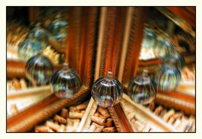 DSCN5240mirrorsballs_webblurr.jpg