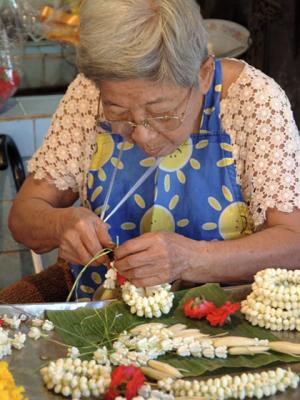 Thailand-Bangkok-Chinese Market - Flower Weaver Artist