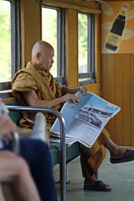 u8/clarkl/medium/37534362.em20041104dscf5559ThailandRiverKwaiBuddistMonkComute.jpg
