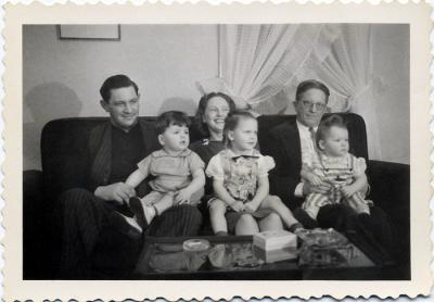 Bob Bellinger with Frances and Grandpa Pemberton with kids Barbara, Dodie, and Jim Wickwire, 1941 (429)