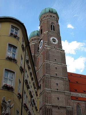 A view of the Fraunkirche from the street