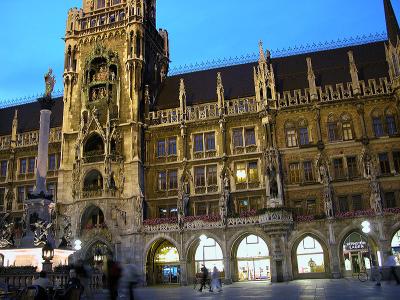 Neues Rathaus at dusk