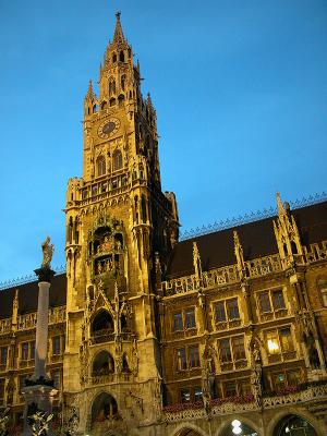 Neues Rathaus at dusk