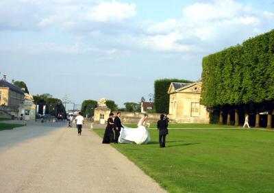 Newly-weds in front of the chateau