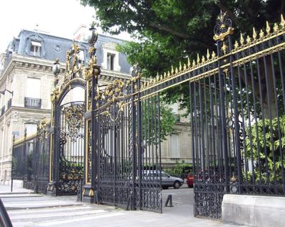 An entrance to Parc Monceau